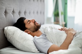 Bild von Auf dem Rücken schlafen lernen