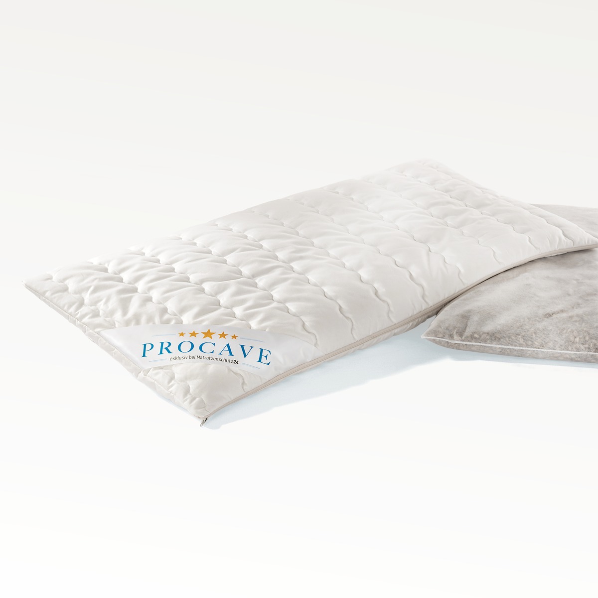 PROCAVE Dinkelkissen mit Baumwollbezug und Inlett nebeneinander, PROCAVE-Label sichtbar &mdash; Produktfreisteller Naturkissen aus der PROCAVE NATURA-Serie