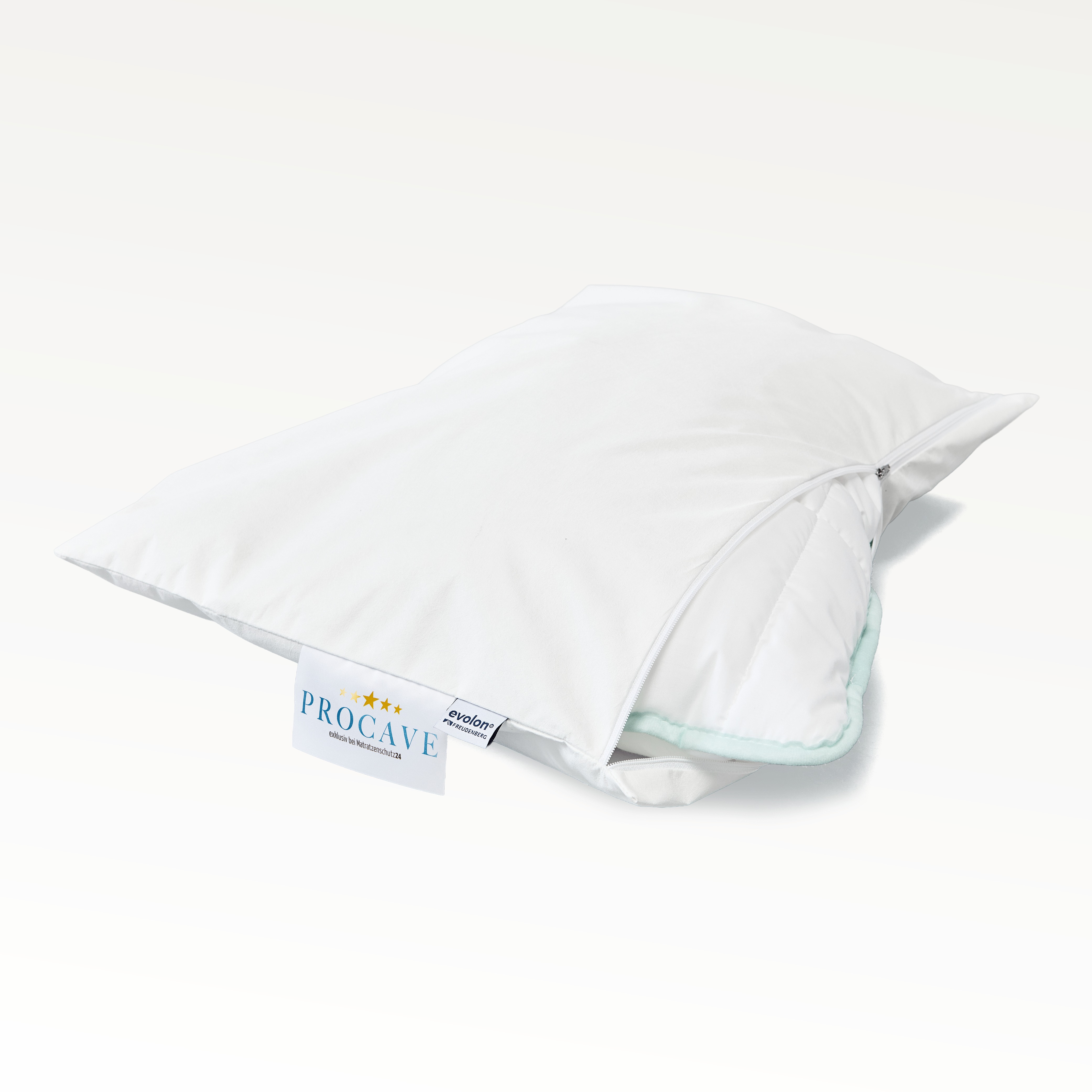 Ge&ouml;ffneter PROCAVE ALLERGENA Kissenbezug mit sichtbarem Sicherheits-Rei&szlig;verschluss auf einem wei&szlig;en Kissen &mdash; milbendichter Encasing-Bezug