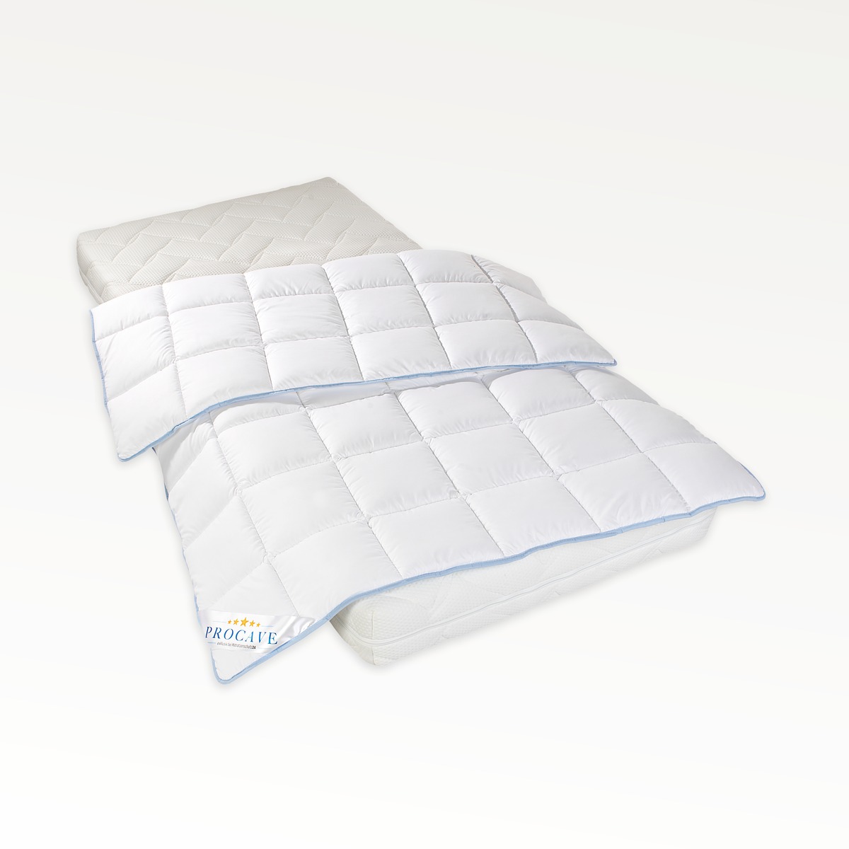 PROCAVE TopCool kochfeste Qualit&auml;ts-Ganzjahresdecke, wei&szlig; mit blauem Einfassband, gefaltet auf Matratze liegend &mdash; Produktfreisteller Ganzjahresdecke Made in Germany