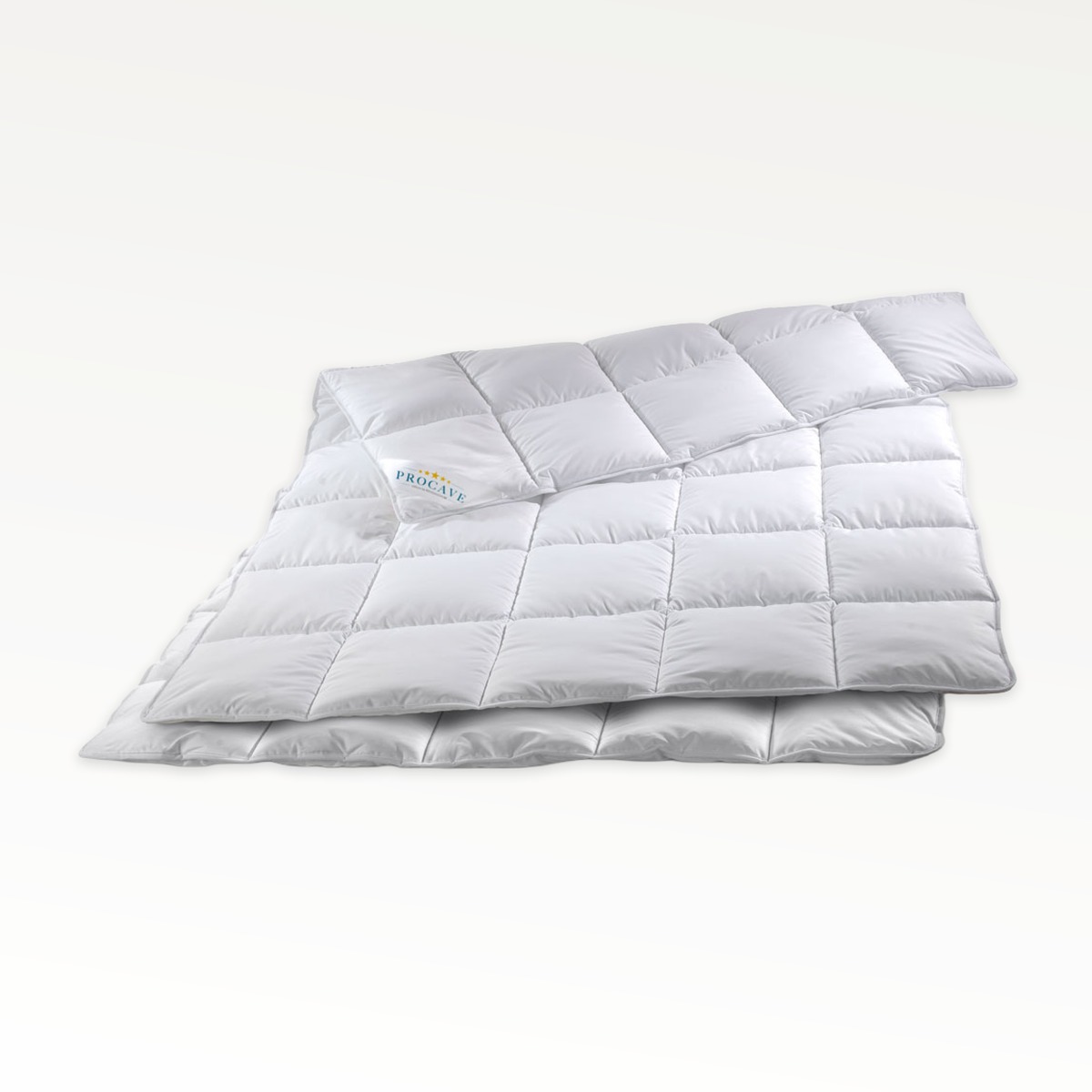 PROCAVE MICRO-COMFORT 4 Jahreszeiten Steppdecke mit Druckkn&ouml;pfen &mdash; Produktfreisteller, zwei Deckenteile gestapelt mit PROCAVE-Label, Quadratsteppung