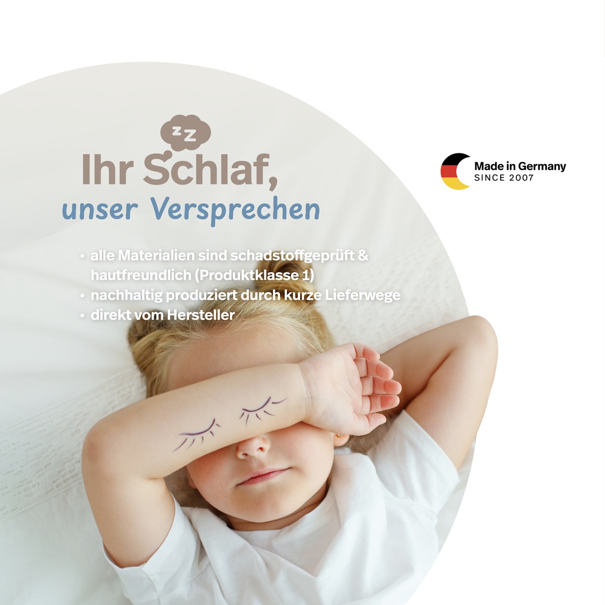 PROCAVE leichtes Unterbett TopCool &mdash; Kind liegt entspannt schlafend auf einem wei&szlig;en Kissen mit aufgemalten Wimpern auf den Armen. Text: &bdquo;Ihr Schlaf, unser Versprechen" &ndash; alle Materialien schadstoffgepr&uuml;ft und hautfreundlich (Produktklasse 1), nachhaltig produziert durch kurze Lieferwege, direkt vom Hersteller. Made in Germany since 2007.