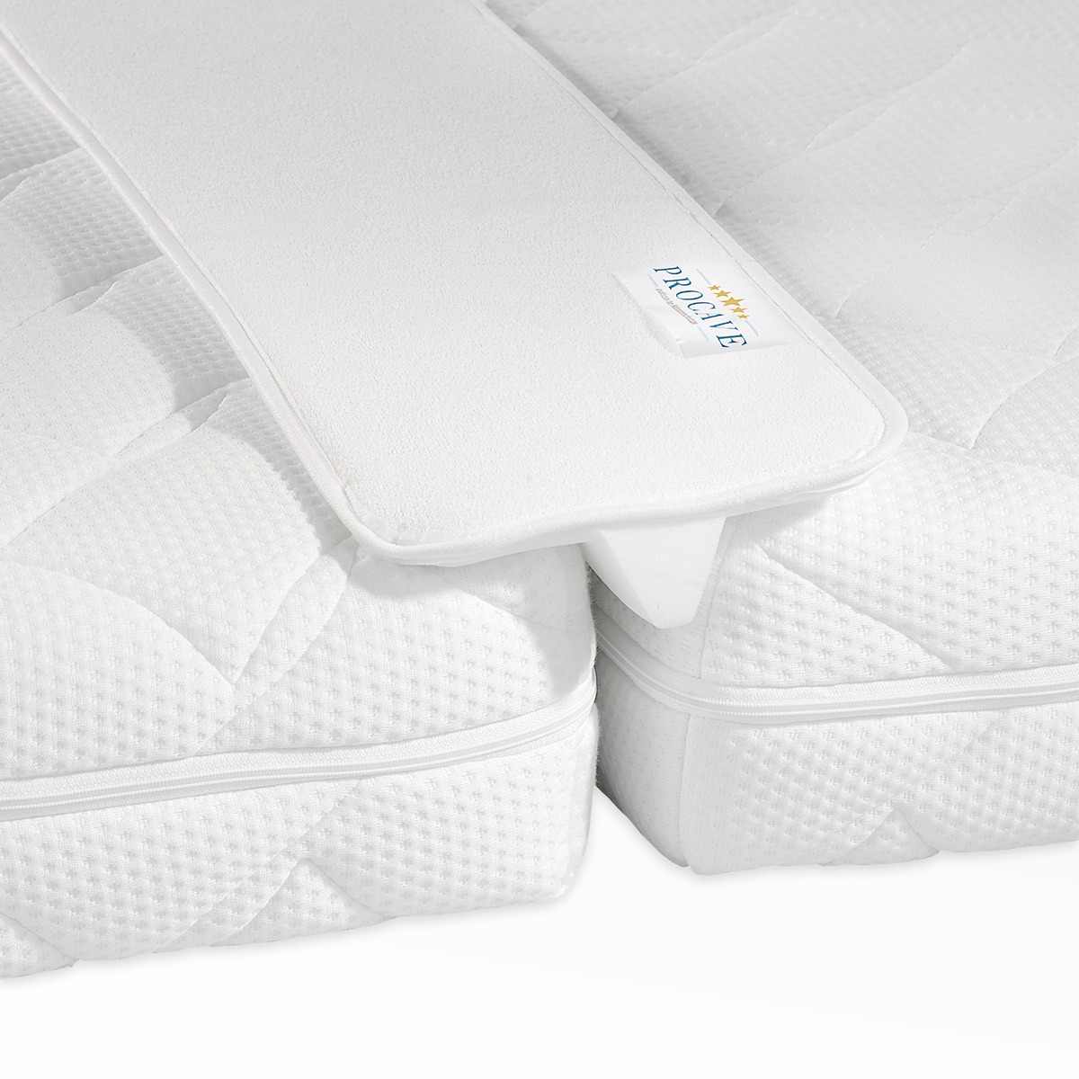 PROCAVE Doppelbettbr&uuml;cke mit Frottee-Bezug &mdash; Produktfreisteller zwischen zwei zusammengestellten Matratzen im Doppelbett