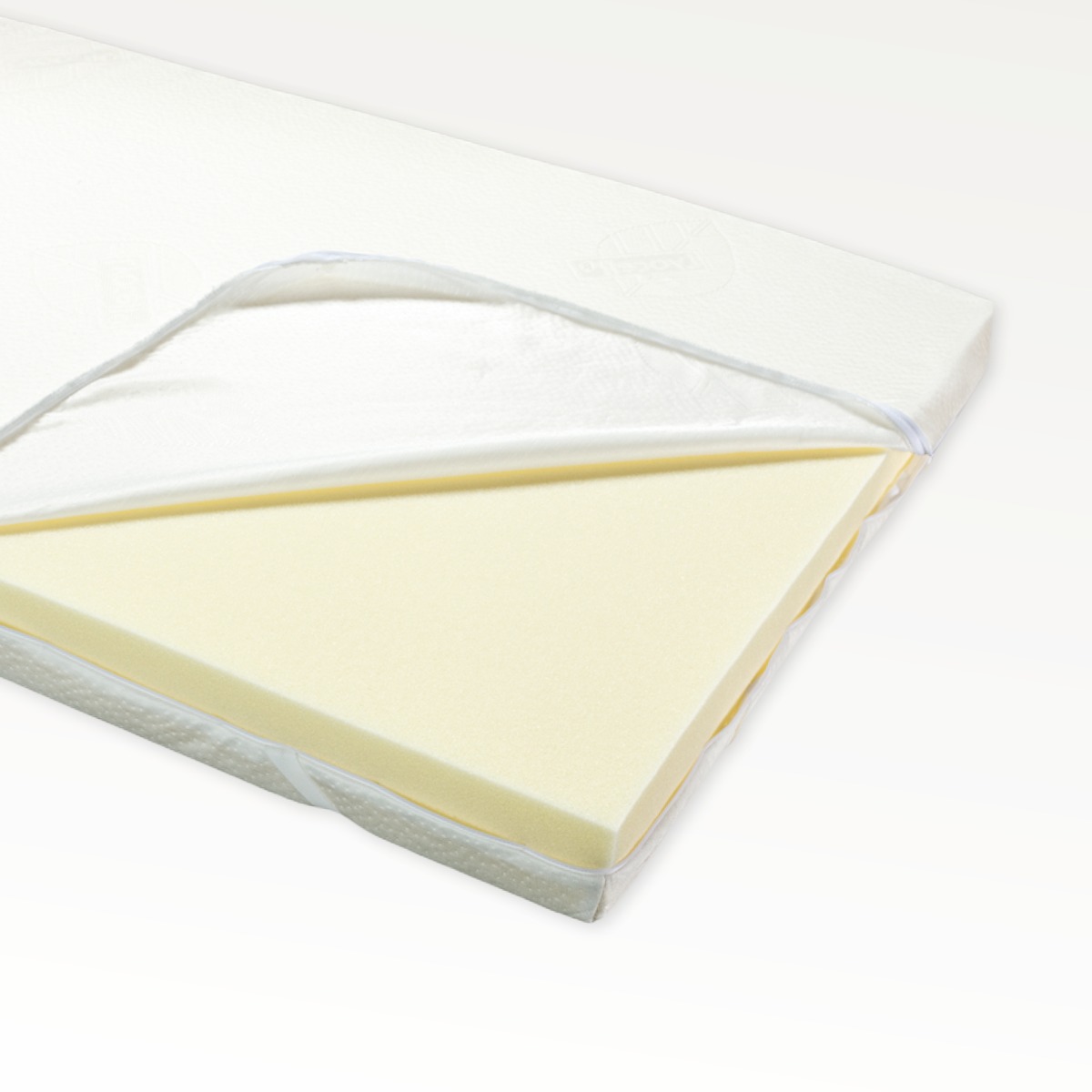 PROCAVE Viscoschaumtopper &mdash; Produktfreisteller mit aufgeschnittenem Schichtaufbau zeigt gelblichen Viscoschaum mit wei&szlig;em Bezug