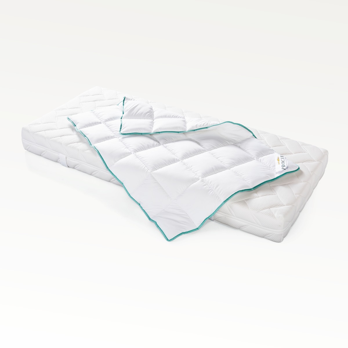 PROCAVE Kinderbetten-Set Aloe Vera &mdash; Steppdecke 100x135 cm und Kissen 40x60 cm als Freisteller auf Kindermatratze