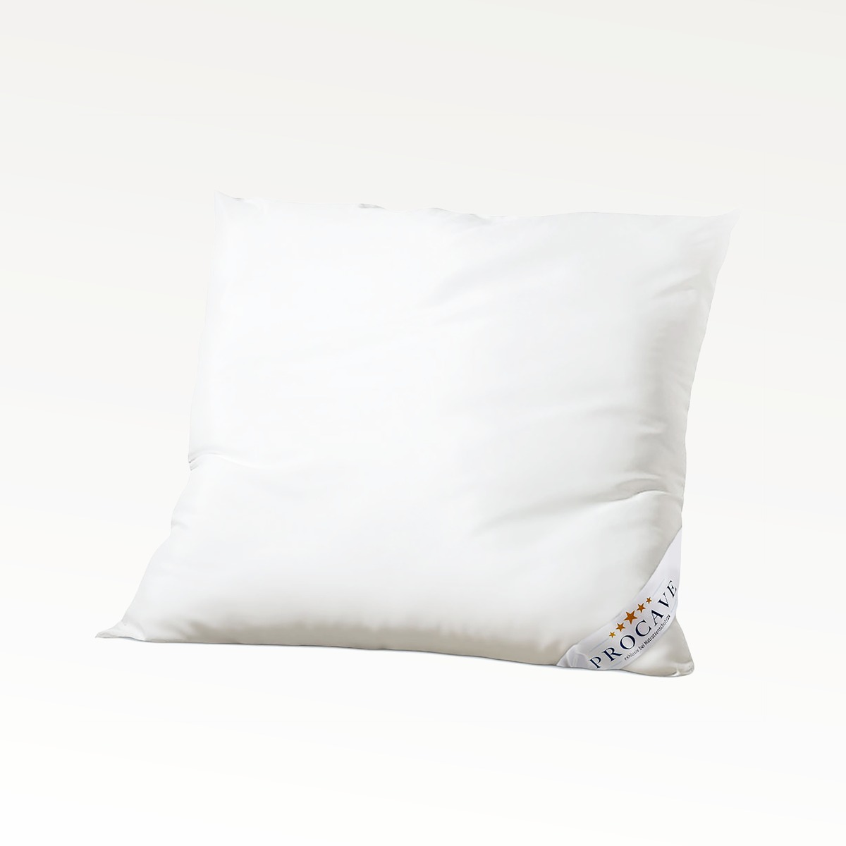 PROCAVE MICRO-COMFORT Kissen Classic Freisteller auf wei&szlig;em Hintergrund mit PROCAVE-Label &mdash; weiches Mikrofaserkissen mit Doppelf&uuml;llung, Made in Germany